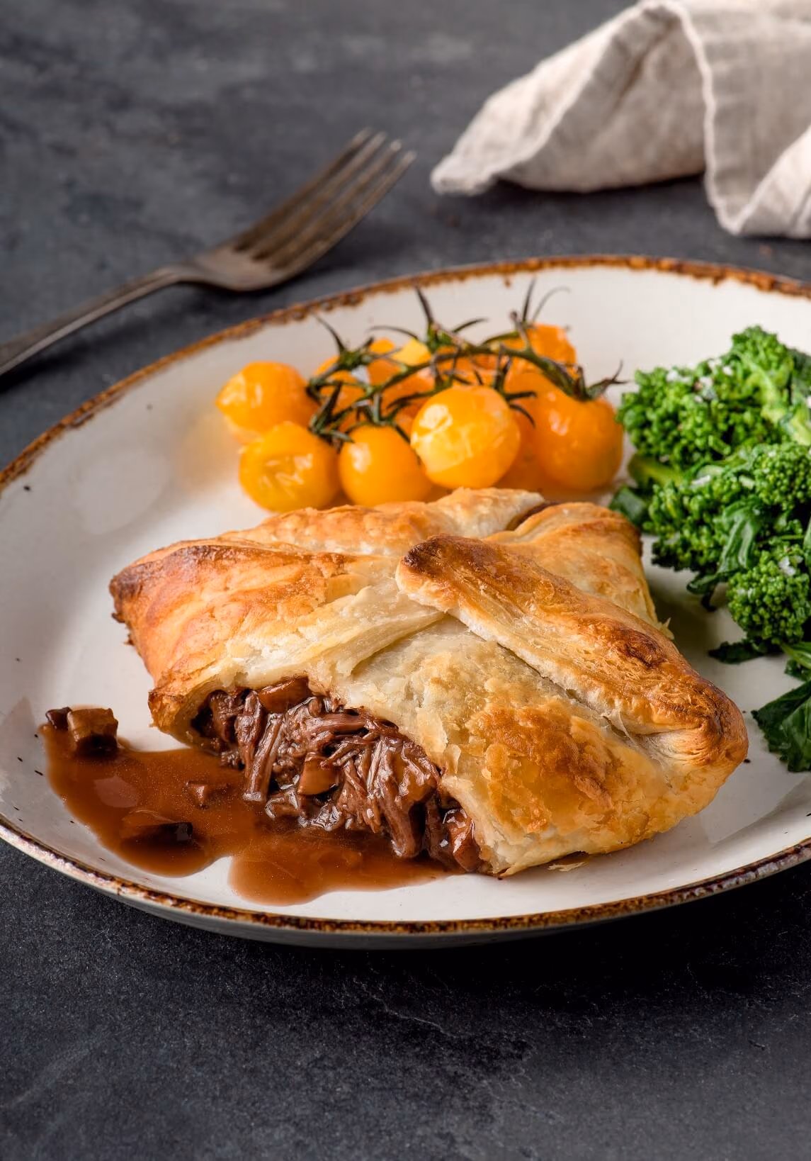 Feuilleté au boeuf braisé avec sauce au vin et champignons